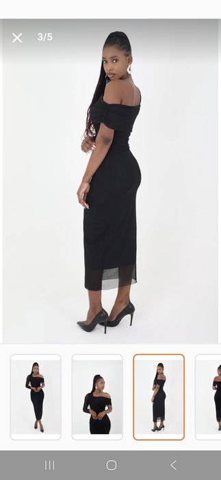 Вталена  рокля с асиметрични ръкави с тюл