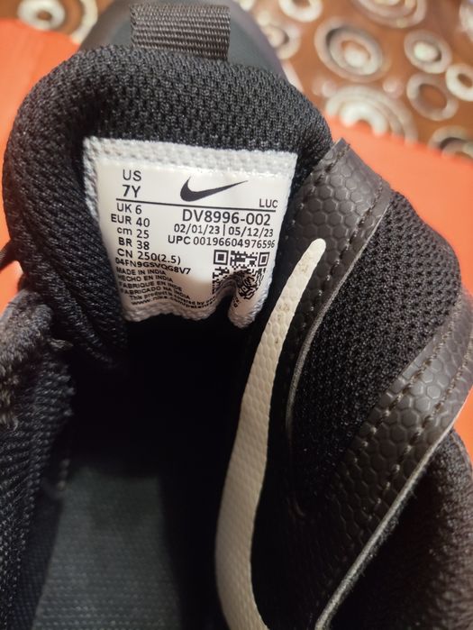 Маратонки NIKE за момче номер 40. Дължина на стелката 25,5 см.