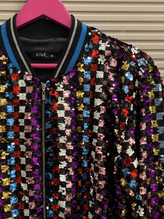 Бомбер с пайетками бренда KIWE
