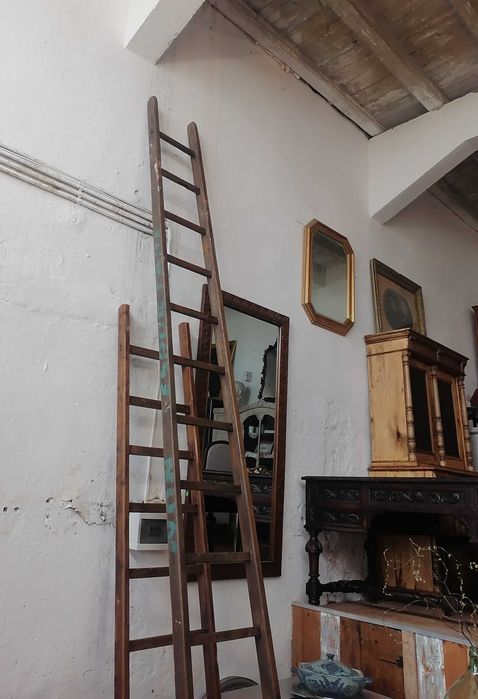 Scara veche din lemn masiv  Italia  /Recuzita/Obiect Decorativ