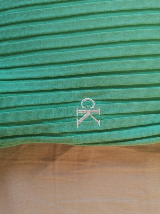 Calvin Klein зелена тениска с леки следи от употреба