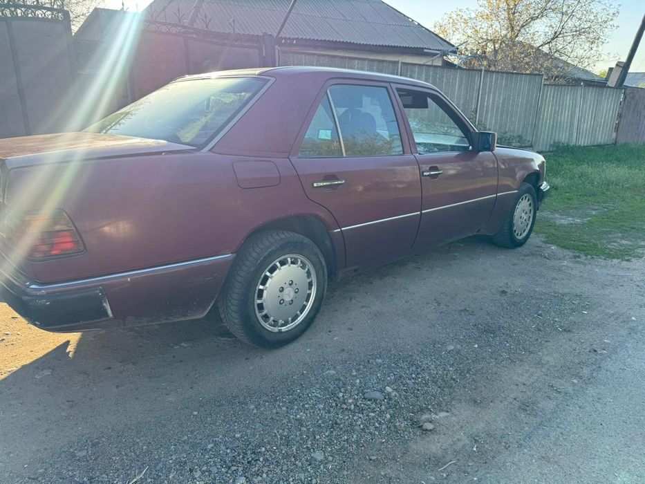 Обменяю машину mercedes е 200
