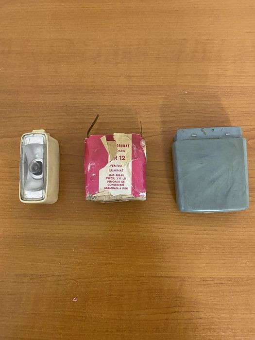 Lanternă veche cu baterie pătrată