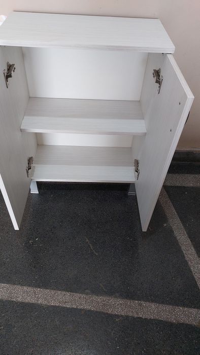 Бял шкаф с две вратички