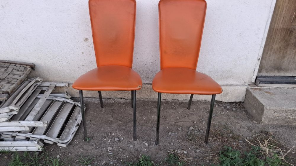 2 scaune piele, portocaliu cu structură metalică  cromată
