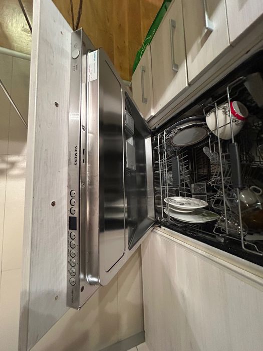 Луксозна кухня с уреди Siemens + бар