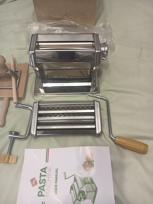 Mașină de făcut paste