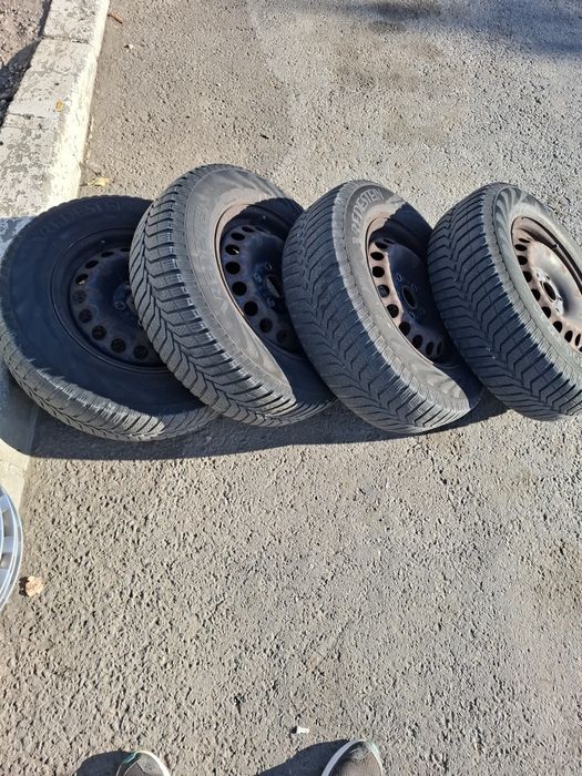 Cauciucuri cu jenti de tabla pe 15
