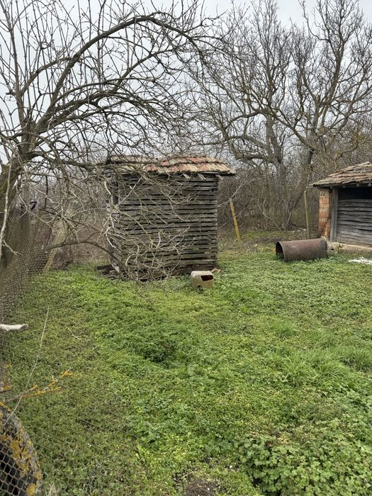 Каменна къща  с двор с. Вратарите на 35 км от Добрич и 60 км от Варна.