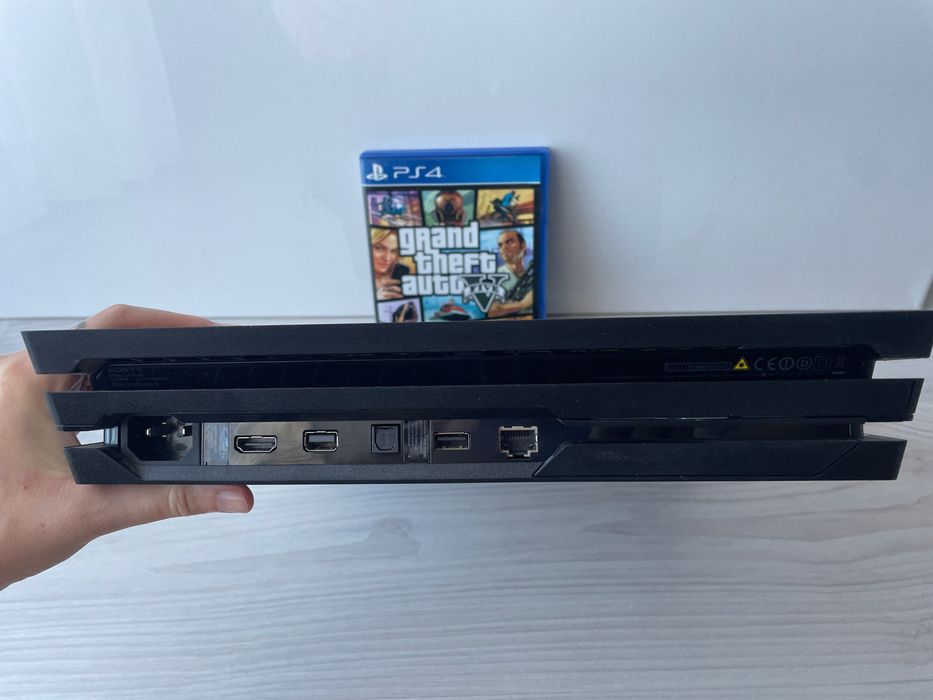 PlayStation Pro 4 + едн джойстик и подарък игра Grand Theft Auto 5