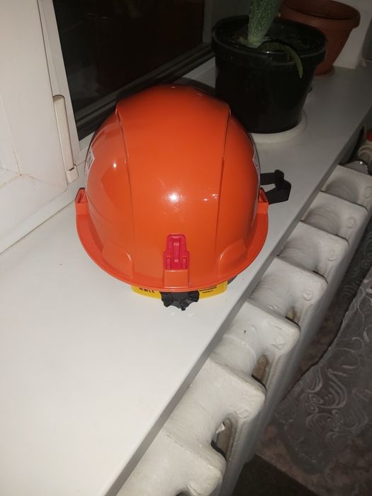 Продам каску защитную