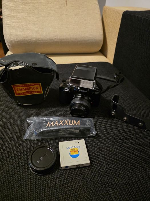 Aparat foto pe film 35mm Minolta Maxxum SPxi + Bliț Maxxum 2000xi + Accesorii