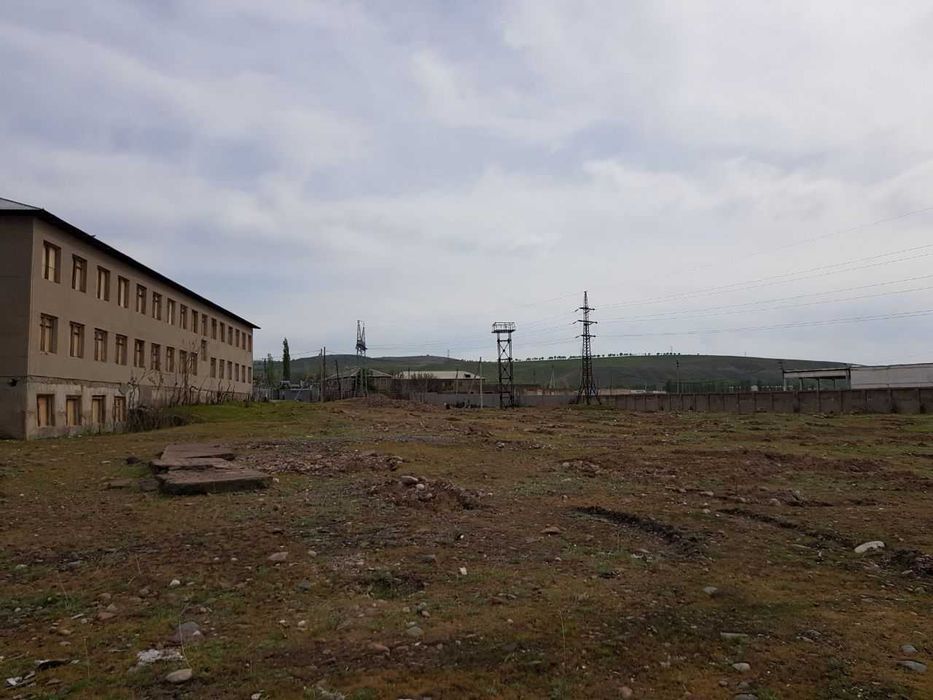 Продается двухэтажное здание с участком  в Бостанлыкском районе