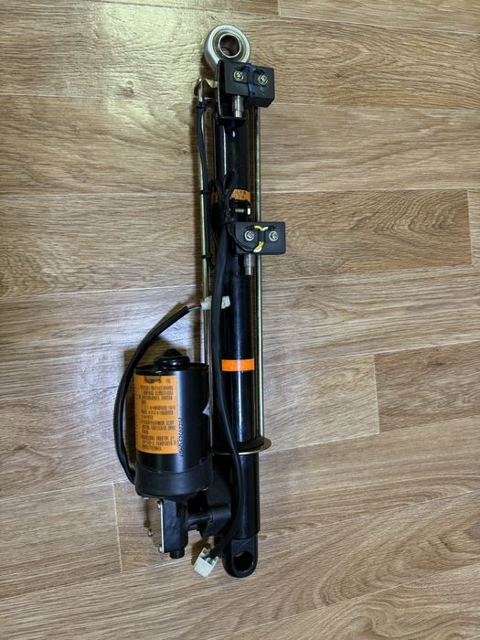 Механизом подъёма капота