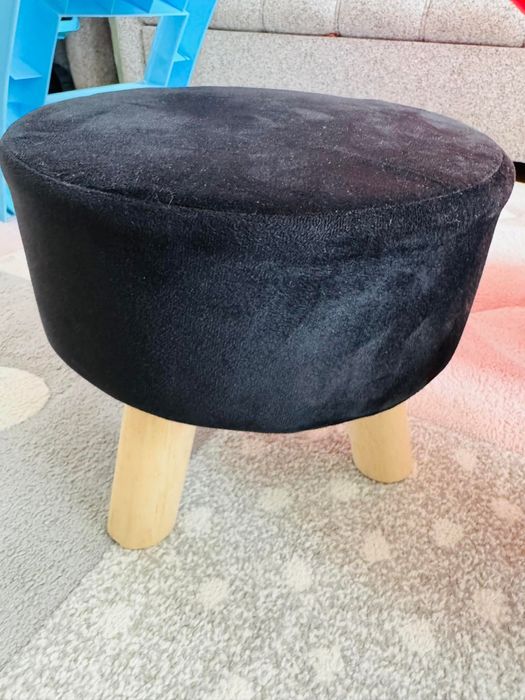 Дървени трикраки столчета