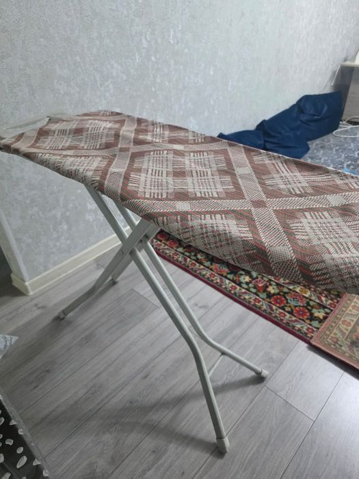 Утюг и гладильная доска