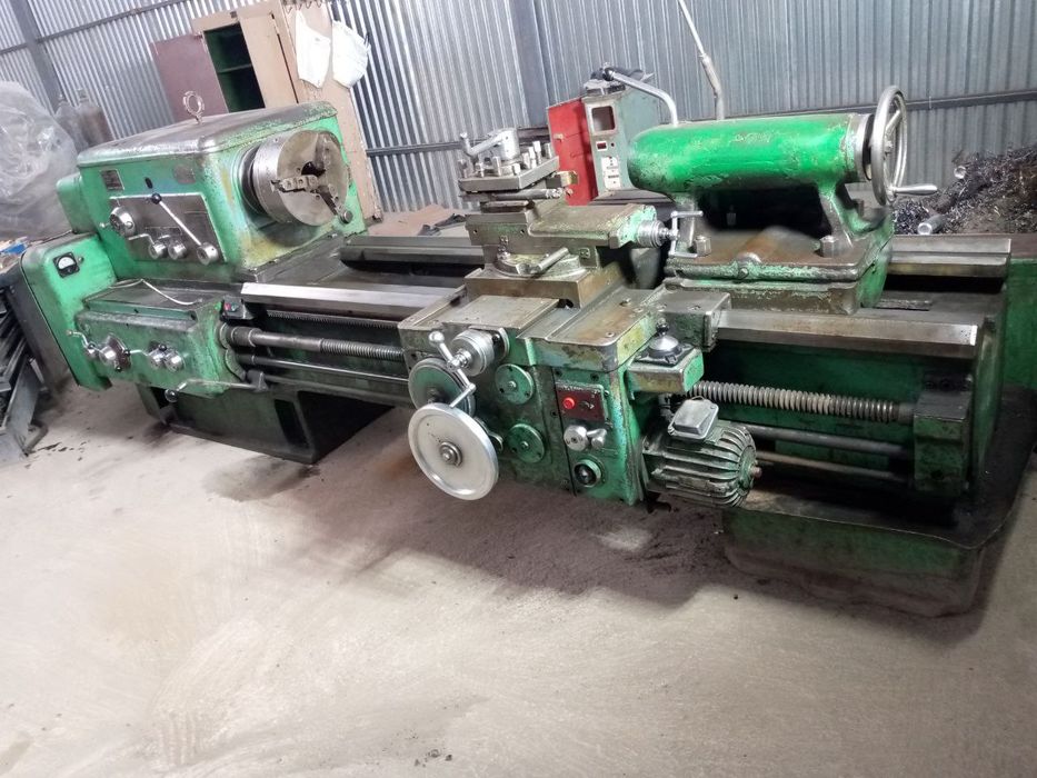 Токарни стонок сотилади дип300