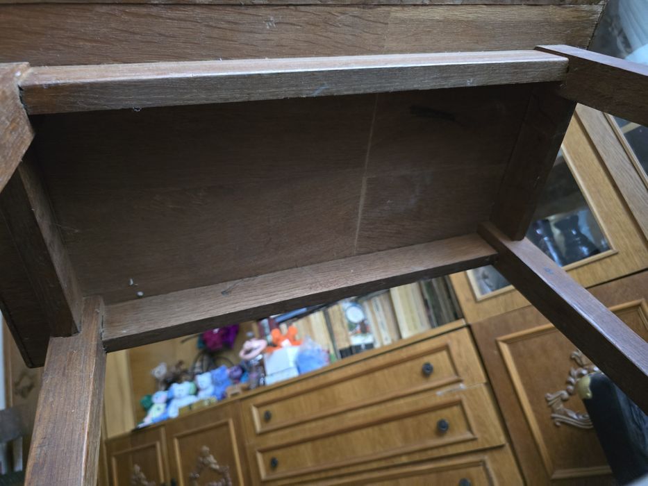 Măsuță veche din lemn masiv, rustică – ideală pentru restaurare sau decor