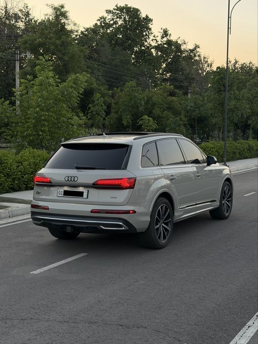 Audi Q7 quattro 2023yil