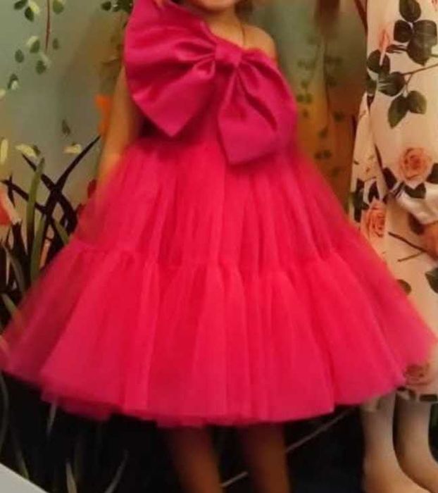 Платье на 4-6 лет ,длина регулируется,пышное,малиновый цветт