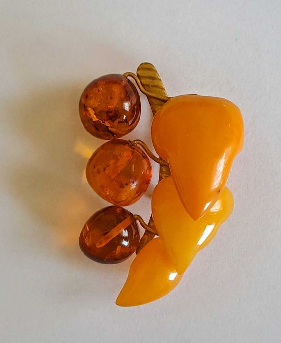 Винтидж брошки от балтийски кехлибар 9ЯК - цени в описанието