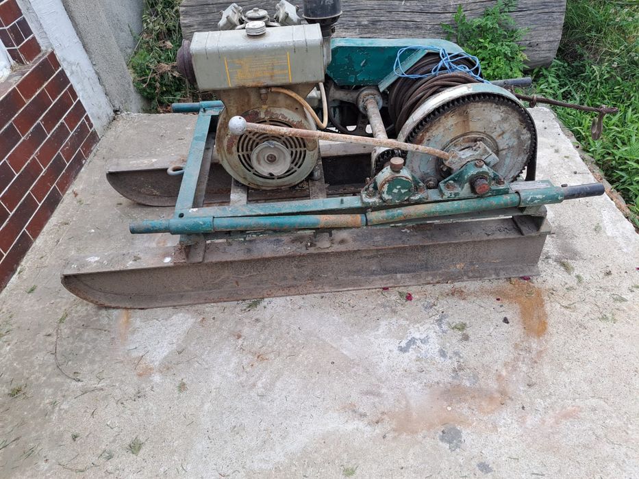 Troliu cu motor cu benzina