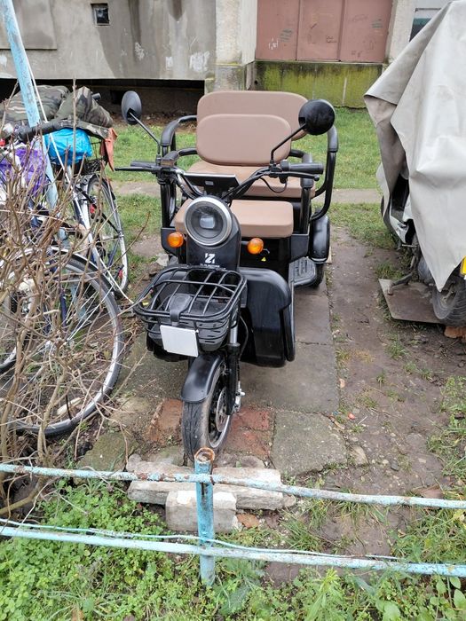 Vand triciclu electric pentru 3 persoane