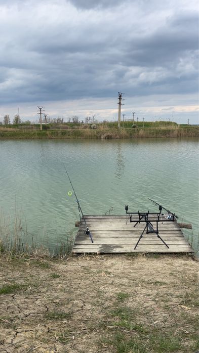 CADOU 2 lansete -Rod Pod de pescuit – stabil, reglabil și gata de baltă!