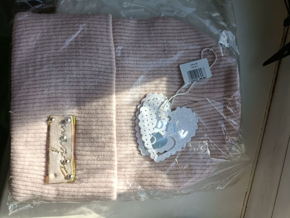 Продам нОВЫЕ шапки на девочек. Осень.