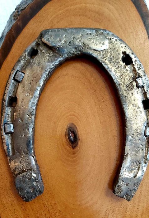 Подкова с часовник на дърво - ръчна изработка