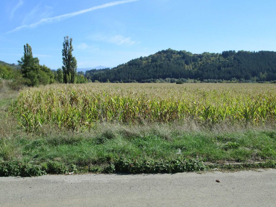 Продавам имот в землището на село Горна Малина  директно до главен път