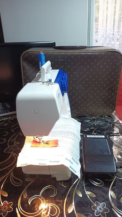 Masina de cusut PRIVILEG cu butoniera automata dintr-un singur pas