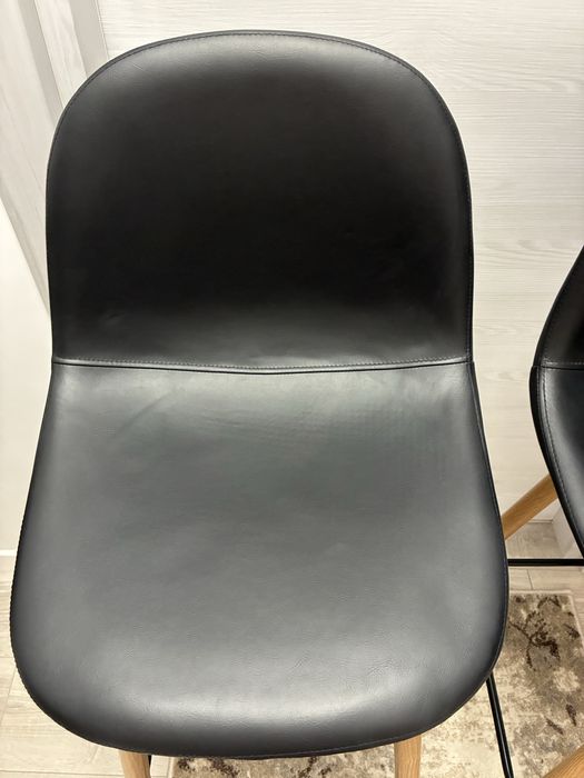 Doua scaune  bar Jysk, negru/ stejar natur, imitatie piele