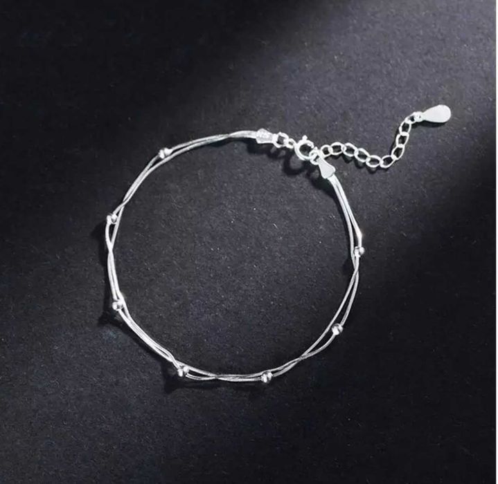 Сребърни нежни гривни  и  сребърни красиви пръстени.