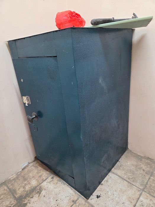 Продам сейф металлический  размер 60х60х100