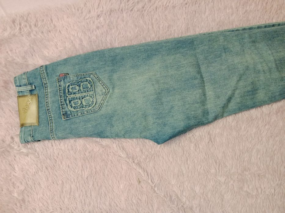 Джинсы, зауженные к низу