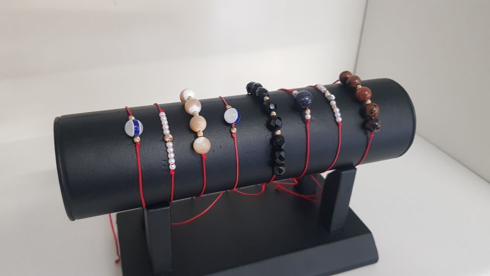 Златни гривни на червен  конец със златни топчета 14 карата