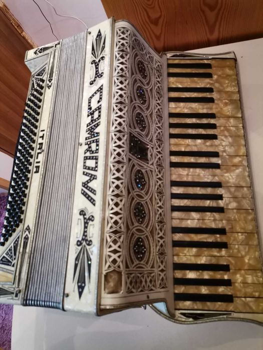 Античен акордион Camroni Italia