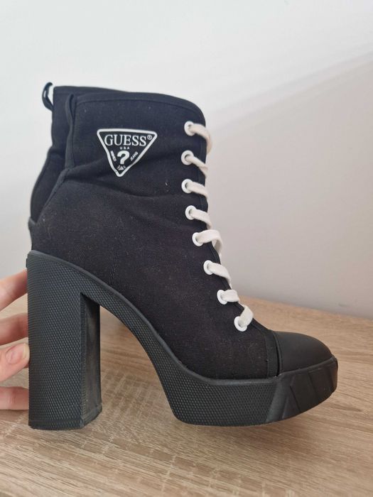 Обувки на ток на марката Guess