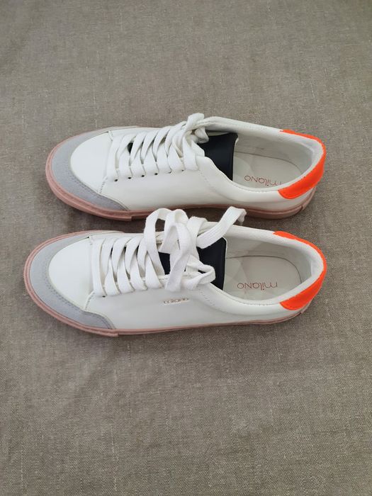 Новые женские кроссовки