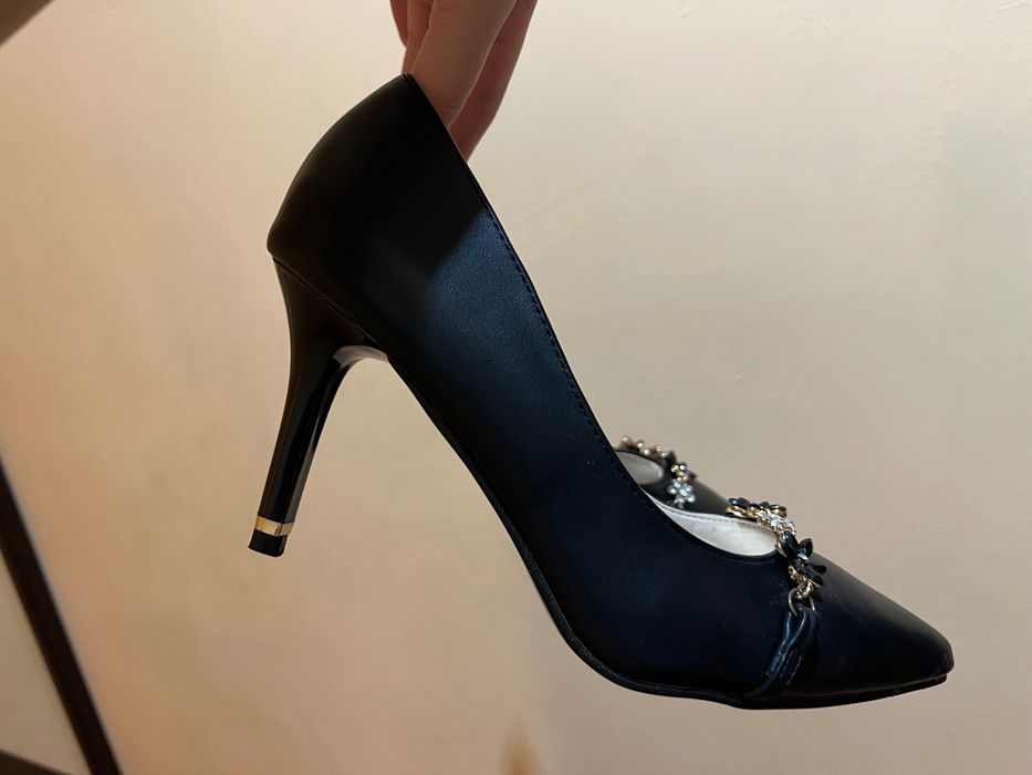 Остри елегантни токчета