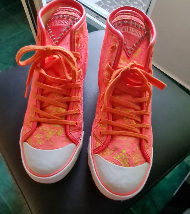 Цветни кецове на Guess