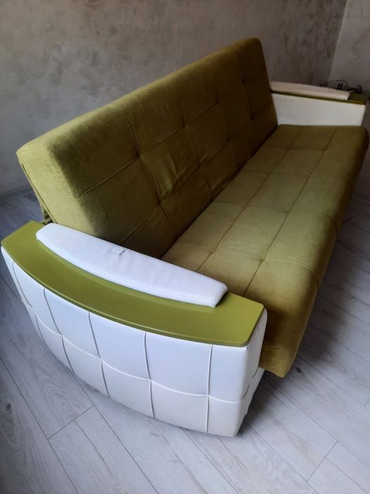 Canapea extensibila verde cu detalii albe