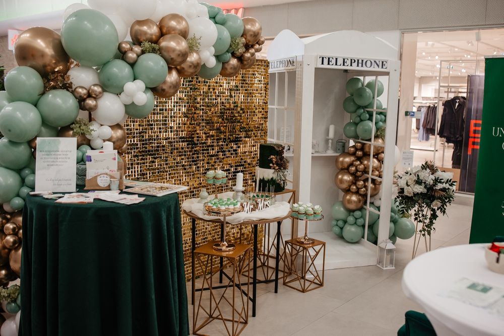 Decor cu baloane,  cabină telefonica, candybar, buchete mireasa