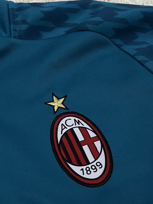 Продаю олимпийку фк Милан