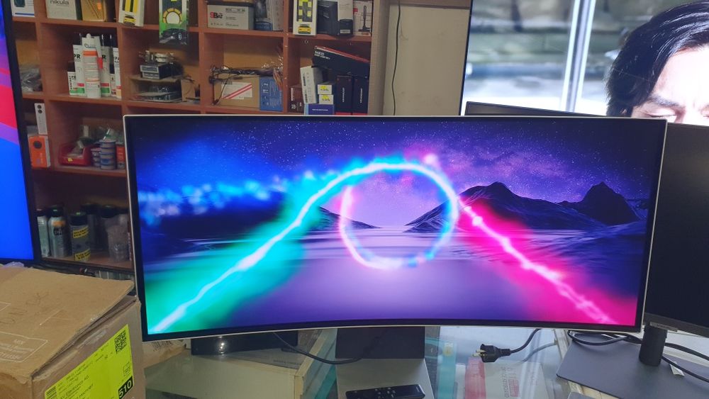 Гейминг монитор Samsung , OLED , 34 инча , Извит
