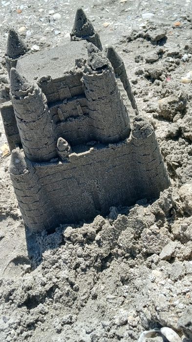 Vand castel de nisip facut maine.