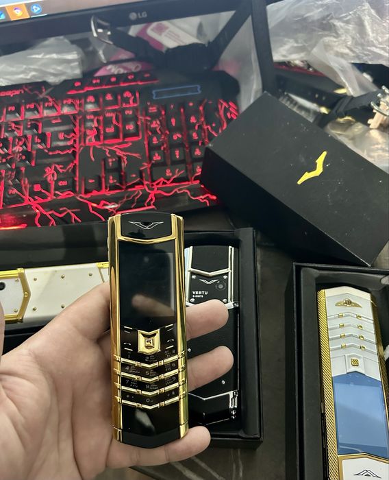 Telefon vertu gold negru