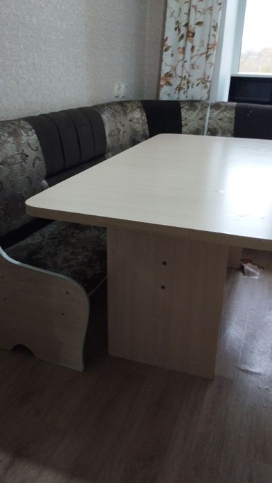 Продам угловой стол 13000, самовывоз с центра