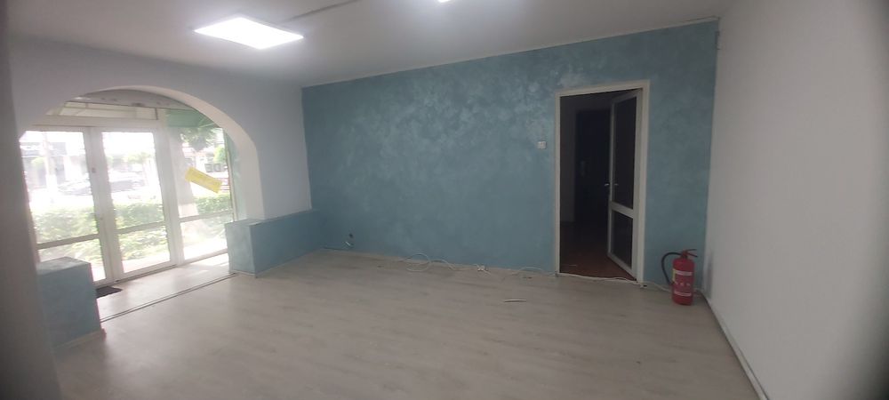 Ofer spre inchiriere  spațiu comercial zona centrală
